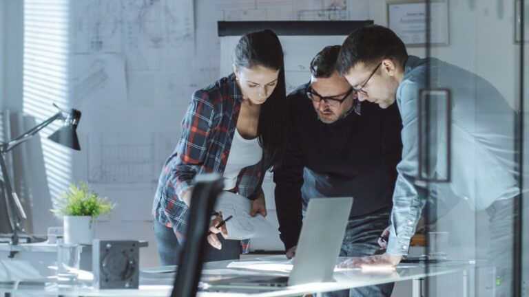 Une équipe utilisant un outil collaboratif pour gérer un projet de service