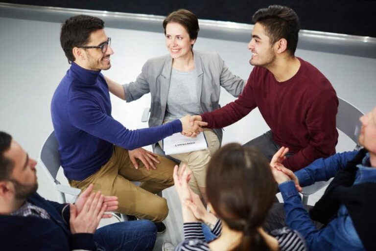 Une médiation entre un chef d’équipe et la direction pour résoudre un conflit professionnel.