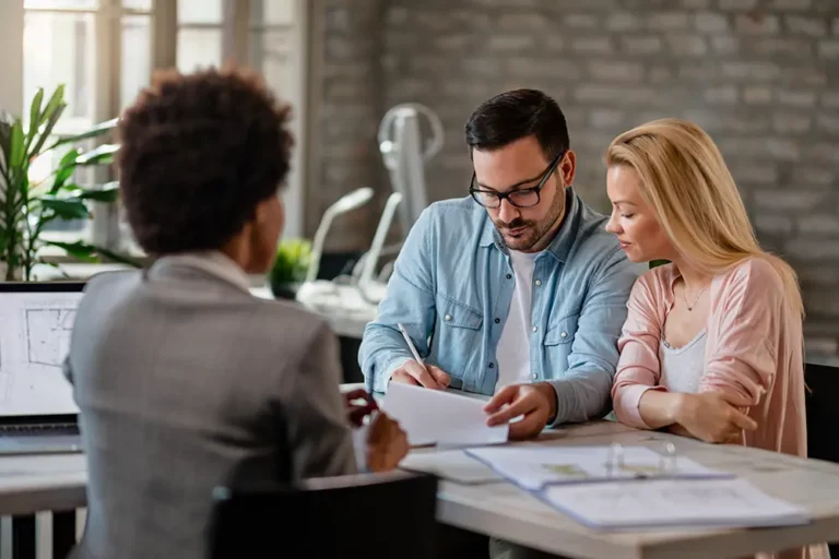 Des employés en formation pour utiliser un logiciel de gestion